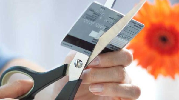 개인회생은 모든 채무자에게 열려 있지 않으며, 일정한 요건을 충족해야만 신청이 가능합니다. 이 요건은 주로 채무액과 소득 요건에 관련된 것으로, 신용채무는 5억 원 이하, 담보채무는 10억 원 이하일 때만 개인회생 신청이 가능합니다.