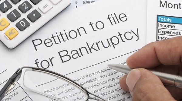 개인회생 절차에서 면책을 받기 위해서는 우선 법원에서 승인한 변제 계획에 따라 정해진 기간 동안 일정 금액을 성실하게 납부해야 합니다.